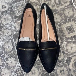 Classic Black Women's Loafers with Metallic Accent
